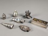 un grand nombre d'objets en argent posés sur une table