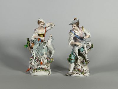paire de figurines en porcelaine représentant une femme et un homme