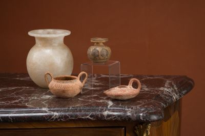 deux vases posés sur une table en marbre