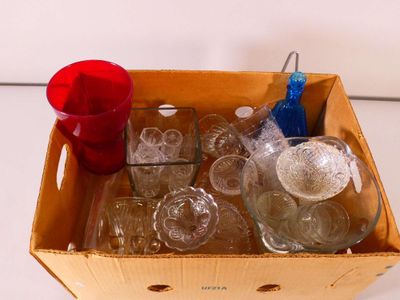une boîte contenant tout un tas de verres et de tasses