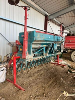 un tracteur garé dans un bâtiment
