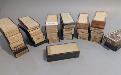 un grand nombre de boîtes empilées les unes sur les autres