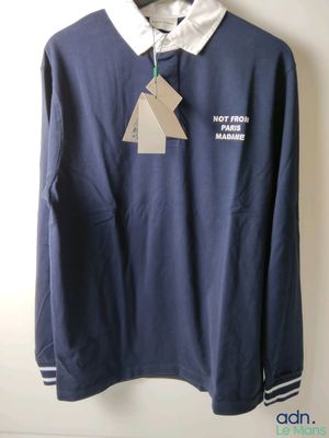chemise bleu marine à manches longues avec un col blanc et un col blanc