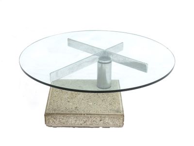 une table en verre avec une base en métal et un plateau en verre