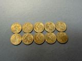 un groupe de cinq pièces d'or posées sur une table