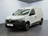 La camionnette blanche est garée dans une grande pièce.