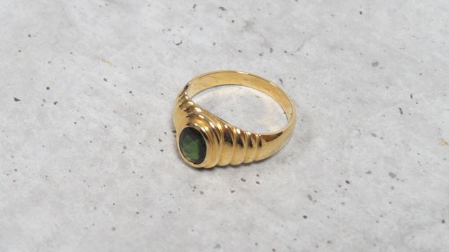 Bague en or jaune 750 millièmes ornée au centre d'une tourmaline ...