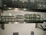 de nombreux verres sur les étagères de la cuisine