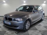 la photo d'une voiture argentée garée dans un garage