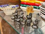 une vitrine en verre dans laquelle sont exposés de nombreux objets variés
