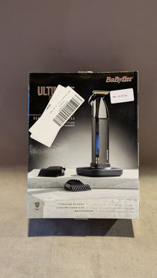 une boîte contenant une brosse à cheveux et un peigne