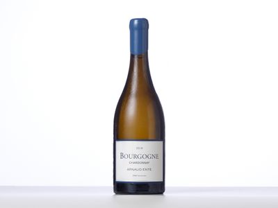 une bouteille de vin blanc posée sur une table