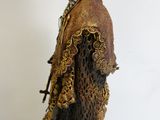 une statue représentant une femme portant un chapeau et une robe