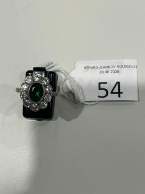 Gros plan sur une bague ornée d'une pierre verte