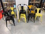 Des chaises jaunes et noires sont disposées en cercle dans un magasin
