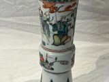 trois vases empilés les uns sur les autres sur une table