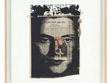 l'image d'une photo représentant un homme avec un journal sur le visage