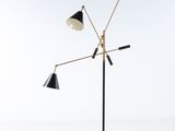 un lampadaire noir et blanc muni de trois lampes
