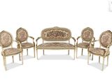 quatre chaises et un canapé dans une pièce au fond blanc