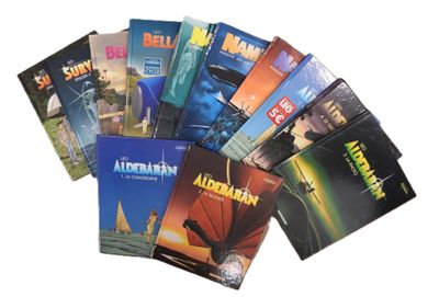 un grand nombre de livres posés sur une table