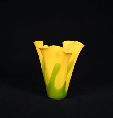 Vase de forme libre à col à corolle en verre jaune et vert.