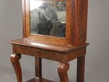 un miroir posé sur une petite table en bois sur laquelle se trouve un miroir