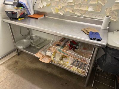 une table en métal sur laquelle se trouvent tout un tas de papiers