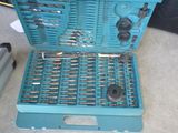 une boîte à outils bleue avec des outils sur le sol