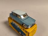 une petite voiture jouet posée sur une boîte