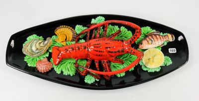 une assiette sur laquelle se trouvent un homard et d'autres mets