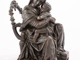 l'image d'une statue représentant une femme tenant un enfant dans ses bras