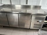 un comptoir en acier inoxydable dans une cuisine commerciale