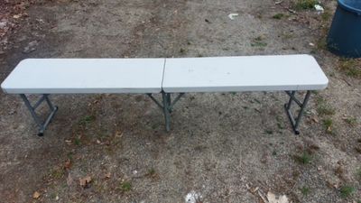une table blanche posée à même le sol