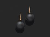 une paire de boucles d'oreilles en perles noires sur fond noir