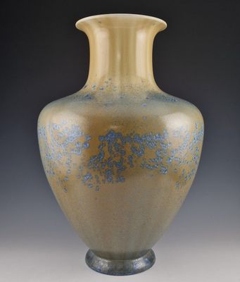 SEVRES VASE balustre en porcelaine à pâte dure nouvelle, pro…