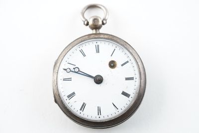 une montre de poche en argent avec des chiffres romains sur le cadran