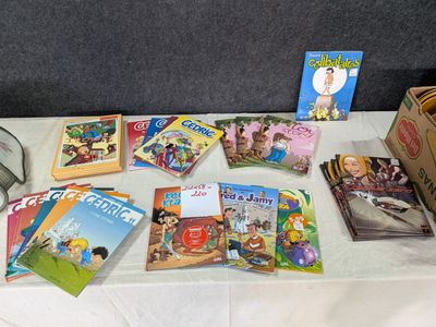 de nombreux livres pour enfants posés sur une table où se trouve une horloge