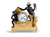 une horloge en or surmontée d'une statue représentant un homme tenant un oiseau