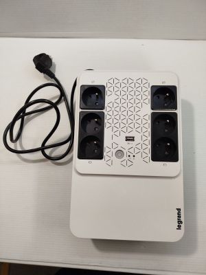 une table blanche sur laquelle se trouvent un clavier et une multiprise