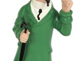 une figurine représentant un homme vêtu d'un manteau vert et d'un chapeau, tenant une canne