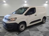 la camionnette blanche est garée sur le sol en damier d'une pièce