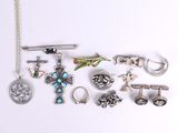 plusieurs types de bijoux différents sur une surface blanche