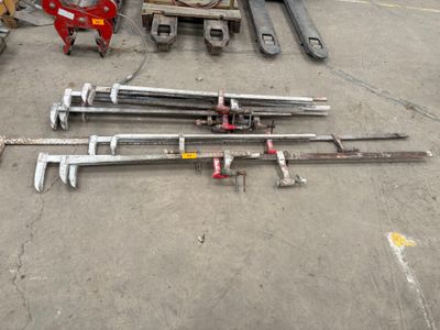 un grand nombre d'outils posés sur le sol