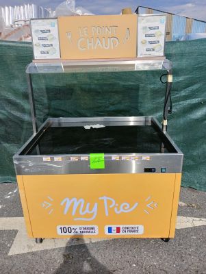 un stand de hot-dogs installé dans la rue