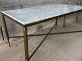table basse en laiton et marbre avec plateau en verre