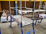 une plate-forme de travail métallique au milieu d'un entrepôt