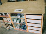 une table sur laquelle se trouvent de nombreux tiroirs
