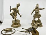 deux figurines anciennes en laiton représentant un homme et une femme sur une brouette