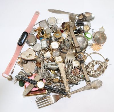 un tas d'objets en argent et en autres métaux, de toutes sortes, posés sur une table