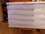 une pile de papiers posée sur une table en bois